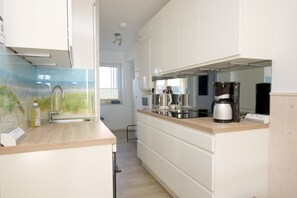 Fridge, microwave, oven, stovetop - Sandwall 2, Whg. 8 - Ferienwohnung für 2 Personen auf ca. 44 m² (Wyk auf Föhr)