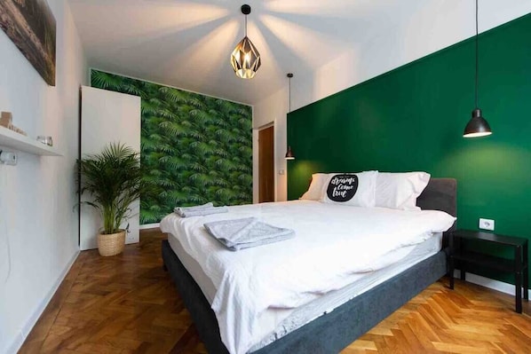 3 chambres, fer et planche à repasser, lit de bébé portatif