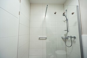 Shower, towels - Mollibahnhof Ost - Ferienwohnung 01 - Mollibahnhof - Kühlungsborn Ost (Kühlungsborn)