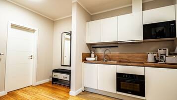 Kjøleskap, mikrobølgeovn, kokeplater og oppvaskmaskin