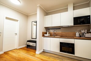 Réfrigérateur, micro-ondes, plaque de cuisson, lave-vaisselle