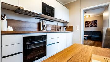 Kühlschrank, Mikrowelle, Herdplatte, Geschirrspüler