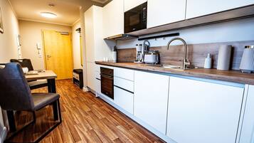 Kühlschrank, Mikrowelle, Herdplatte, Geschirrspüler