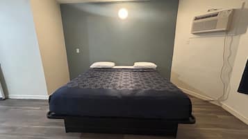 Kamar Basic, 1 Tempat Tidur King | 1 kamar tidur, seprai premium, bantalan ekstra lembut, dan Wi-Fi gratis