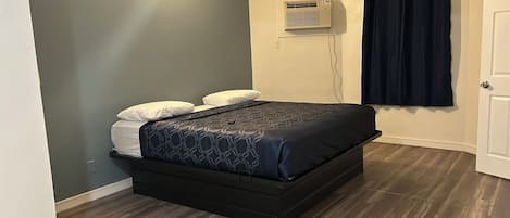 Basic Room, 1 King Bed