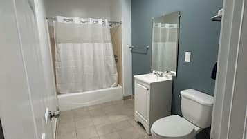 Basic-Zimmer, Mehrere Betten | Badezimmer | Kostenlose Toilettenartikel, Handtücher, Seife, Shampoo