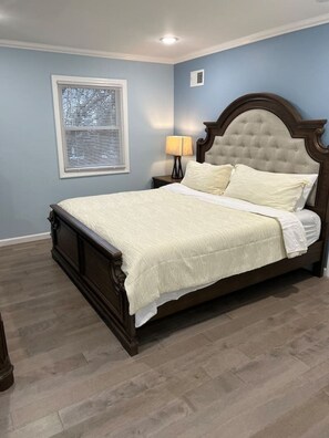 5 Schlafzimmer, Schreibtisch, Bügeleisen/Bügelbrett, WLAN