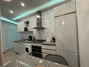 Réfrigérateur, micro-ondes, four, plaque de cuisson