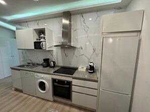 Réfrigérateur, micro-ondes, four, plaque de cuisson