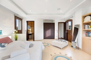 6 soverom, strykejern/-brett, reiseseng for barn og wi-fi (inkludert)