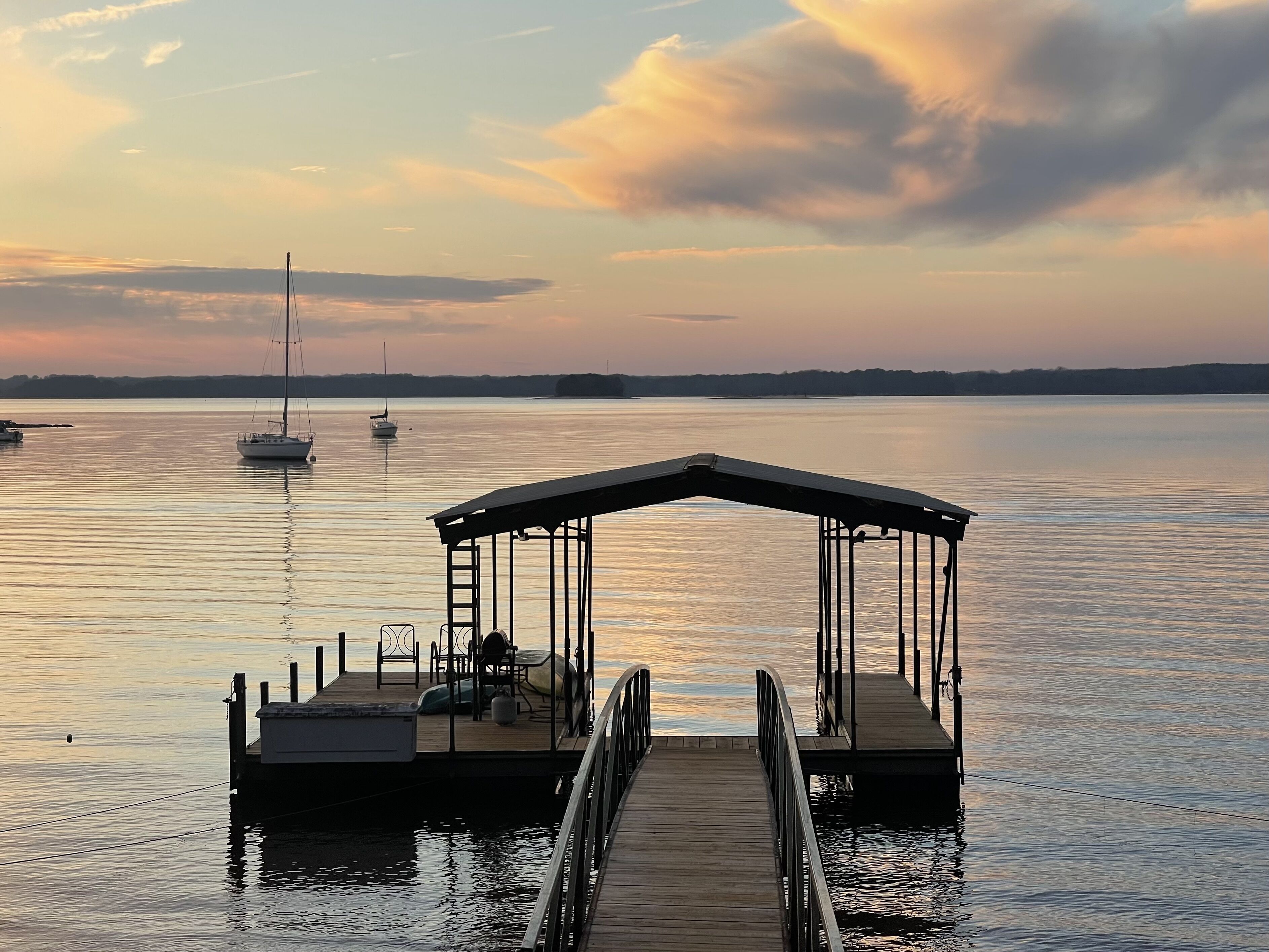 Sunset Hideaway. Hot tub, dock, 17mi to Clemson, 3 mi to Green Pond Landing