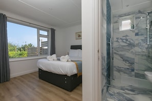 3 habitaciones, tabla de planchar con plancha, wifi y ropa de cama