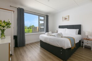 3 bedrooms, iron/ironing board, WiFi, bed sheets