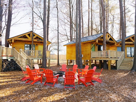 Terrasse/Patio. Enchanting Cabin Treehouse Retreat with Fire Pit - Perfect Getaway!