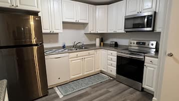 Geladeira, micro-ondas, fogão, cooktop