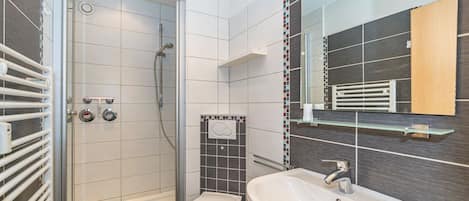 Douche, serviettes fournies