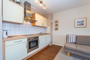 Fridge, oven, stovetop, coffee/tea maker