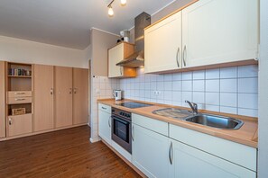 Kühlschrank, Ofen, Herdplatte, Wasserkocher mit Kaffee-/Teezubehör