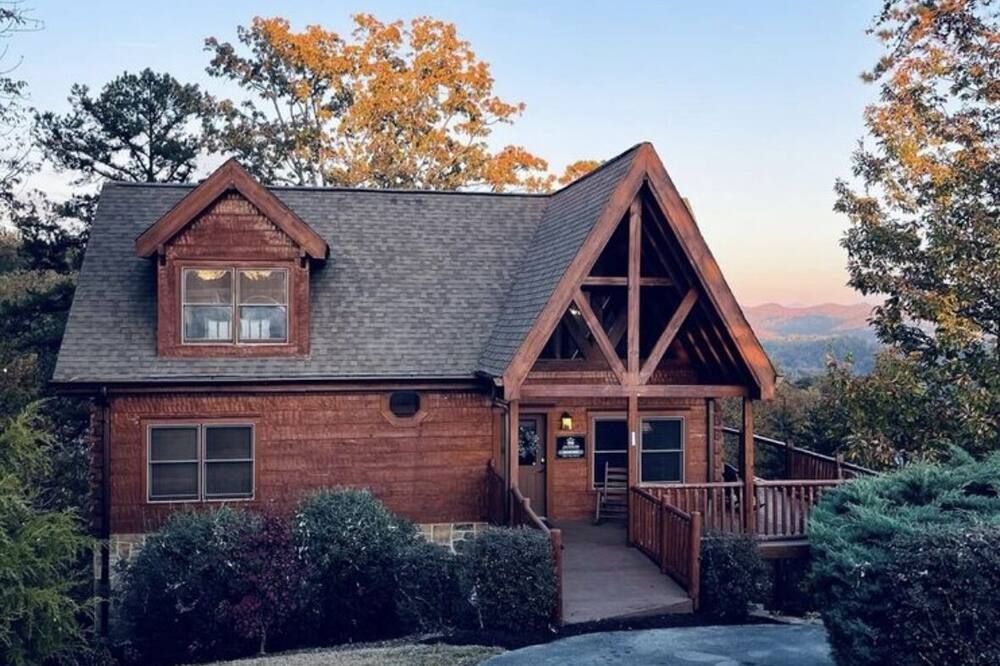 Honey Bear Hideaway - Mountain view, Hot tub, Pool table, Wet bar