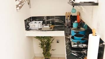 Réfrigérateur, four à micro-ondes, cafetière-théière, grille-pain