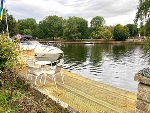Outdoor dining - Sleeps 8 Thamefront Gem w/ PetsOK, Free Parking (Staines)