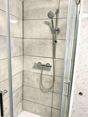 Douche, sèche-cheveux, serviettes fournies