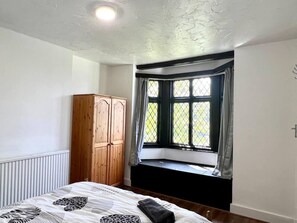 3 bedrooms, iron/ironing board, WiFi, bed sheets