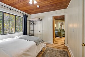 3 bedrooms, free WiFi, bed sheets - Cozy retreat, newly renovated with loft, hot tub, creek access, pet friendly (Rhododendron)