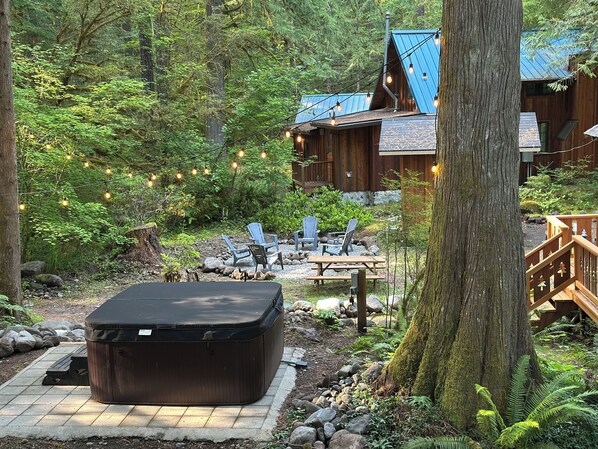 Outdoor dining - Cozy retreat, newly renovated with loft, hot tub, creek access, pet friendly (Rhododendron)