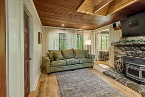 Smart TV, fireplace - Cozy retreat, newly renovated with loft, hot tub, creek access, pet friendly (Rhododendron)