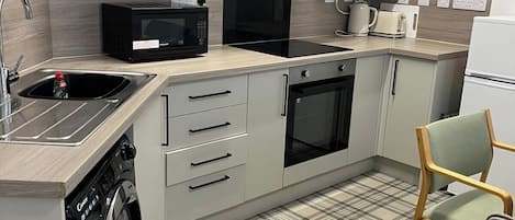 Réfrigérateur, micro-ondes, four, plaque de cuisson