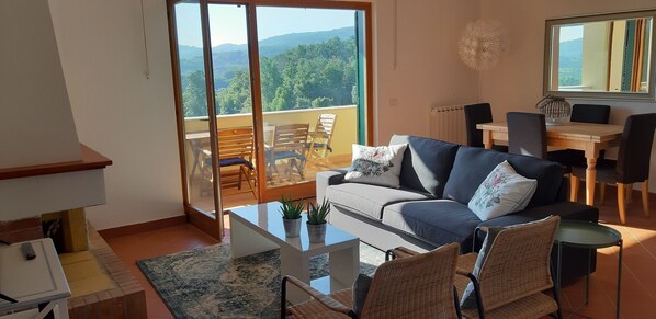 Televisión, chimenea y estéreo