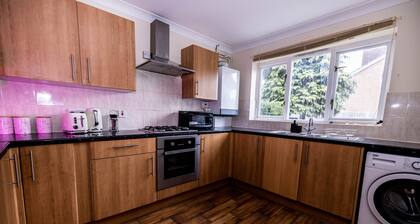 Sleeps8-KingBeds-SofaBed-Garden-AirCon-FreeParking