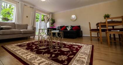 Sleeps8-KingBeds-SofaBed-Garden-AirCon-FreeParking