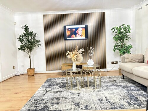 Sleeps8-KingBeds-SofaBed-Garden-AirCon-FreeParking