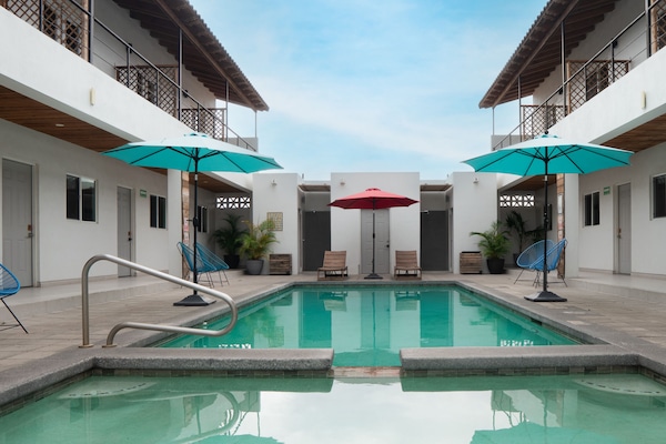 Una piscina al aire libre