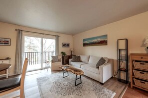 TV, fireplace, stereo