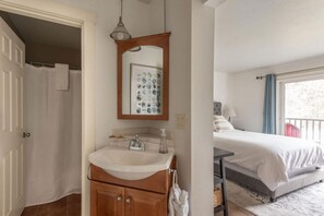 1 bedroom, desk, iron/ironing board, WiFi