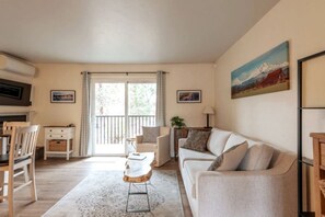 TV, fireplace, stereo