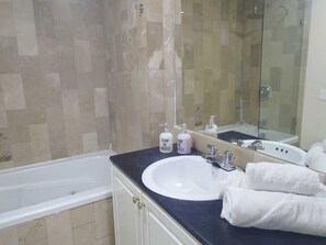 SĂšche-cheveux, serviettes fournies, savon, papier toilette