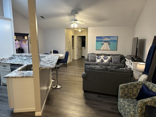 Come relax at Kozy on Kipling. Close to shopping, eats, hospital,university, i10