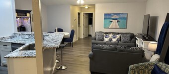 Come relax at Kozy on Kipling. Close to shopping, eats, hospital,university, i10