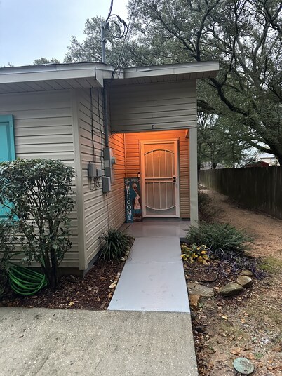 Come relax at Kozy on Kipling. Close to shopping, eats, hospital,university, i10