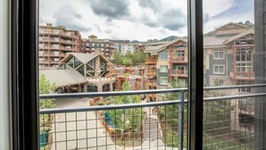 Un quartier résidentiel composé d’immeubles à plusieurs étages, doté d’une cour centrale agrémentée d’une cascade et offrant une vue sur le paysage environnant.