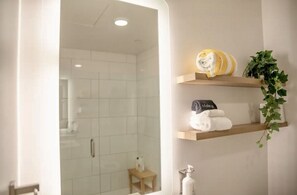 Dusche, Haartrockner, Handtücher, Seife