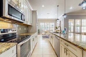 Køleskab, mikrobølgeovn, ovn, kogeplade