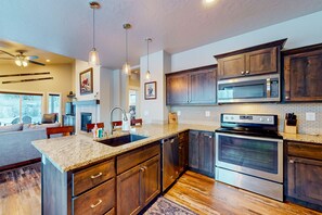 Fridge, microwave, oven, stovetop - All-season hideaway with gas grill, deck, full kitchen, internet, AC, & W/D (McCall)