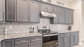 Frigorífic, microones, forn i placa de cuina