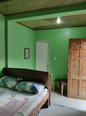 Muebles diferentes, escritorio, wifi gratis y ropa de cama