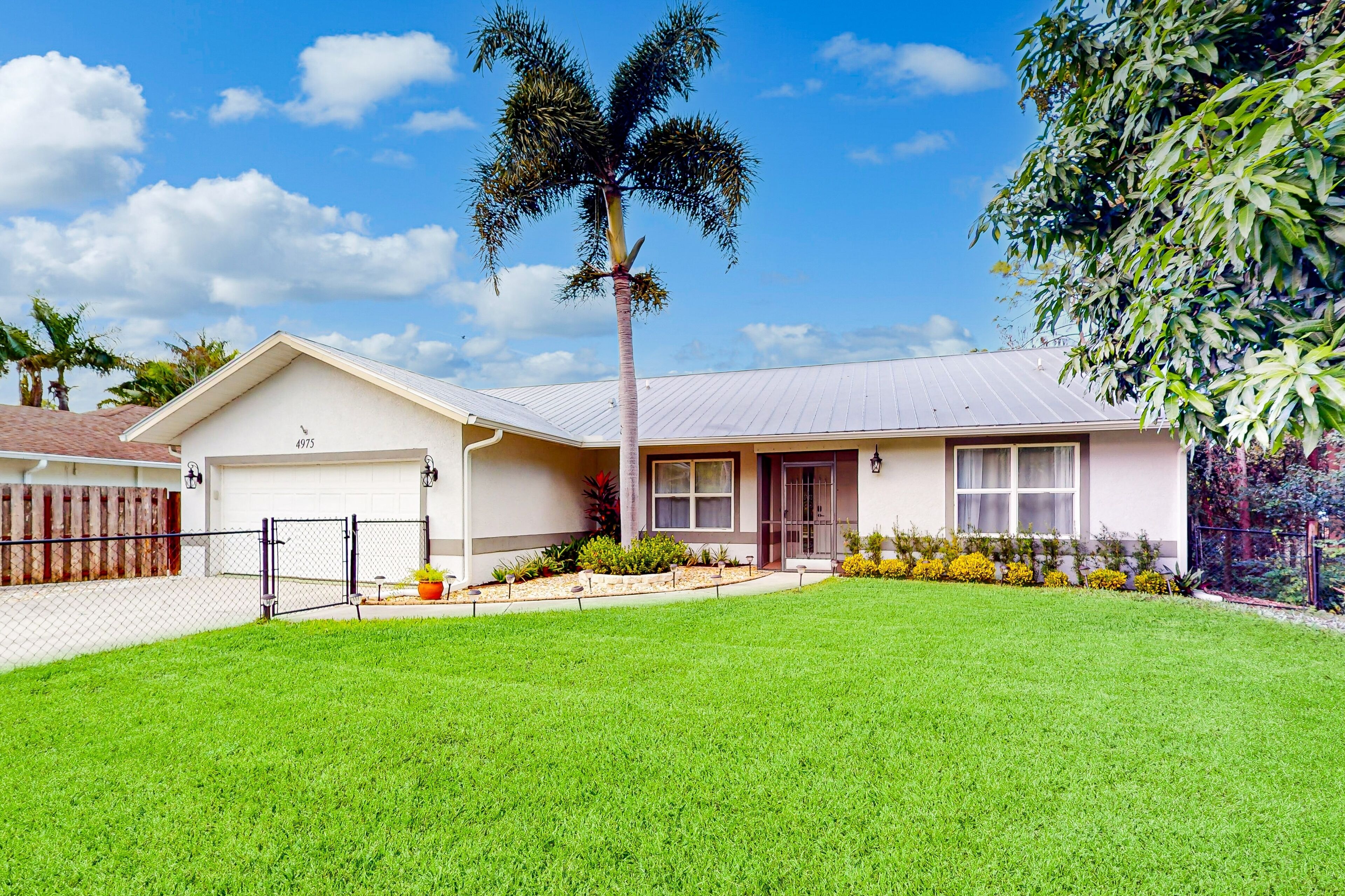 Snowbird-friendly home with private heated pool, firepit, lanai, & enclosed yard